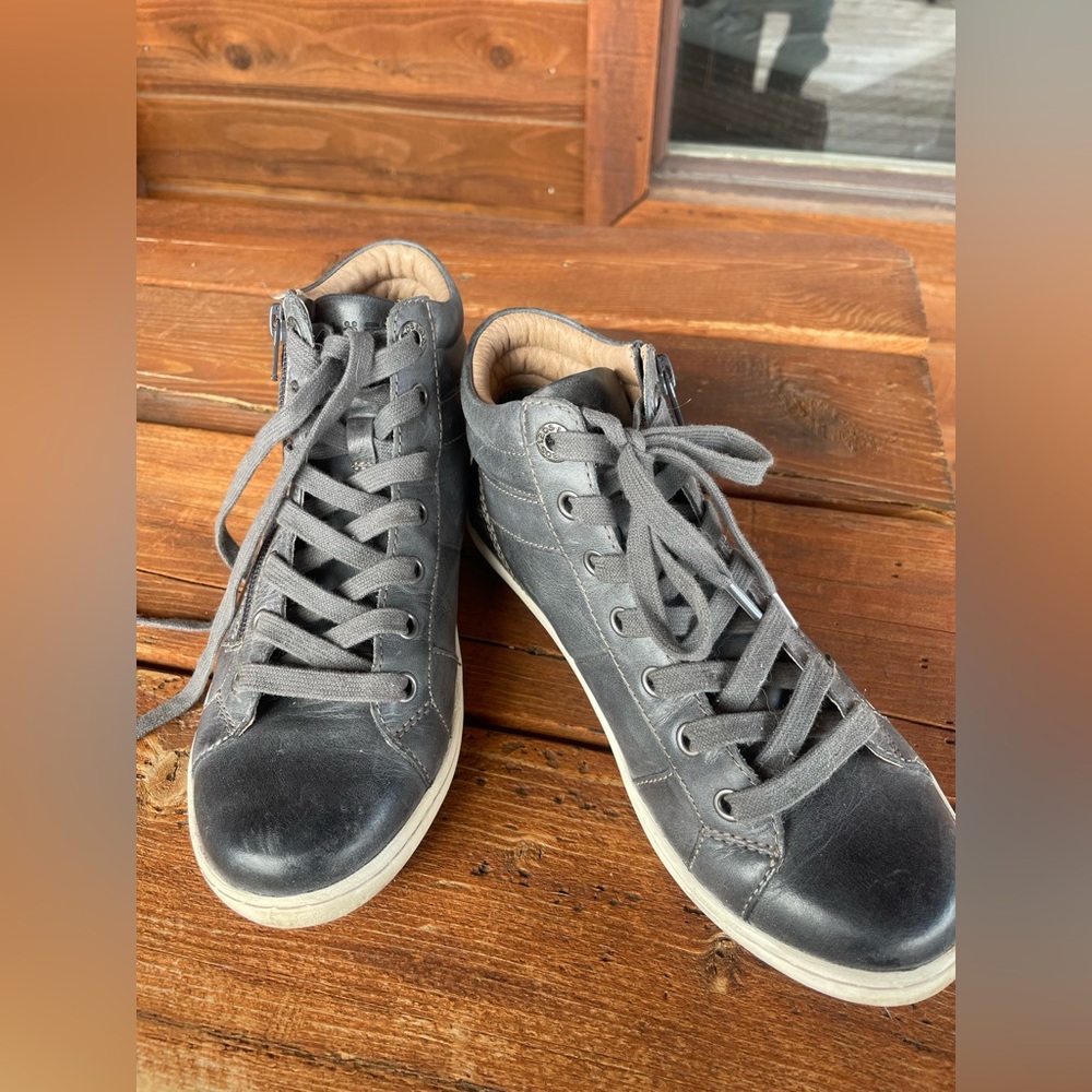Taos. Women's Dark Grey High-Top Sneakers
